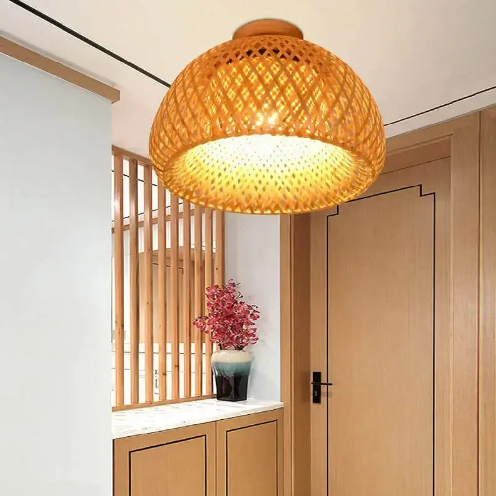 Luminaire plafonnier en bambou et rotin avec base en bois - Néphélè